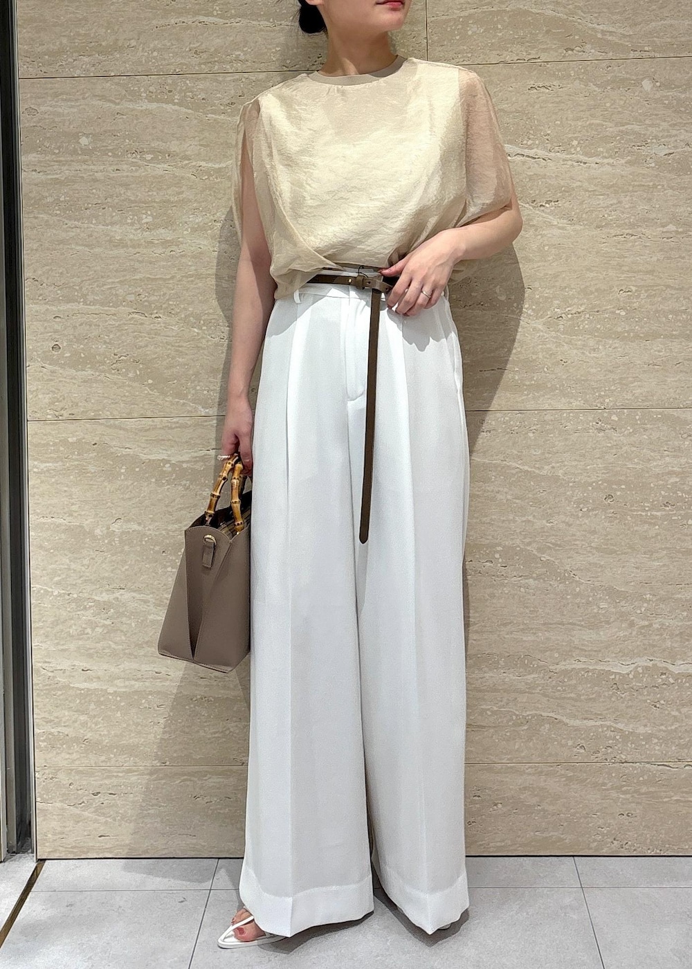 ホワイト系のサンダル、ホワイト系のその他パンツ、ベージュ系のTシャツ/カットソーを着用したレディースの夏コーディネートの5枚目の写真