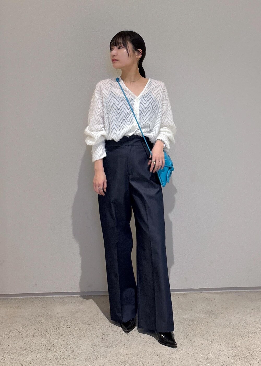 「初春コーデ、春コーデ、女子会コーデ、パンツスタイル、ROPÉ、ウェーブ、ブルべ夏、敏感、トップス、シャツ/ブラウス、パンツ、スラックス、SHH35090、SHS35030、2025セレモニー」｜「SALON adam et rope'のコットンライクスタイルアップワイドパンツ［UVカット・接触冷感・洗える］[XS-Mサイズ展開]（スラックス、ブルー系）」を使った、AYAさん（レディース・158cm）の春コーディネートの2枚目の写真
