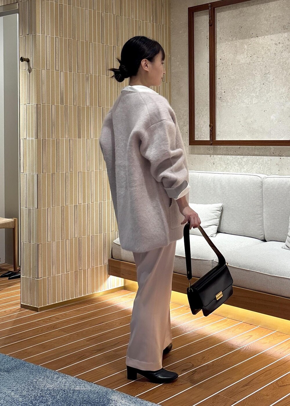 「ピンク、シャツ、秋コーデ、初冬コーデ、推し活コーデ、女子会コーデ、パンツスタイル、ヘルシーコーデ、シンプルコーデ、きれいめコーデ、ベーシック、ROPÉ、ウェーブ、ブルべ夏、敏感」｜「ROPE'のウールサテンイージーパンツ（その他パンツ、ピンク系）」を使った、AYAさん（レディース・158cm）の秋コーディネートの3枚目の写真