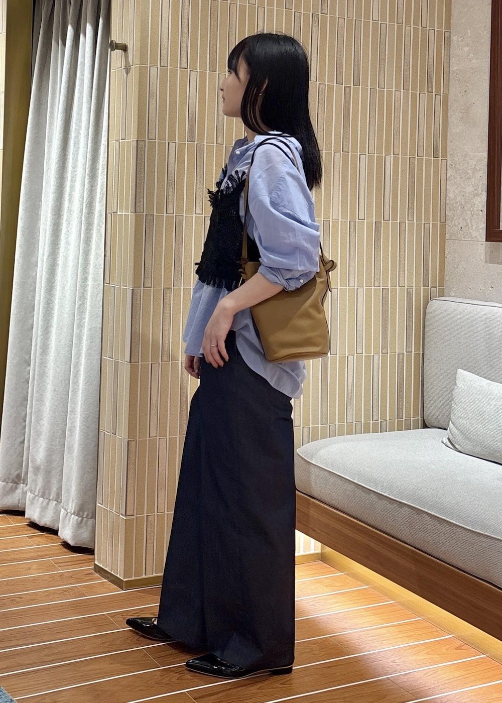 「初秋コーデ、ワントーンコーデ、ROPÉ、ウェーブ、ブルべ夏、敏感、トップス、シャツ/ブラウス、キャミソール、パンツ、スラックス、バッグ、ハンドバッグ、GGX95010、SHF35430」｜「SALON adam et rope'のコットンライクスタイルアップパンツ（スラックス、ブルー系）」を使った、AYAさん（レディース・158cm）の夏コーディネートの2枚目の写真