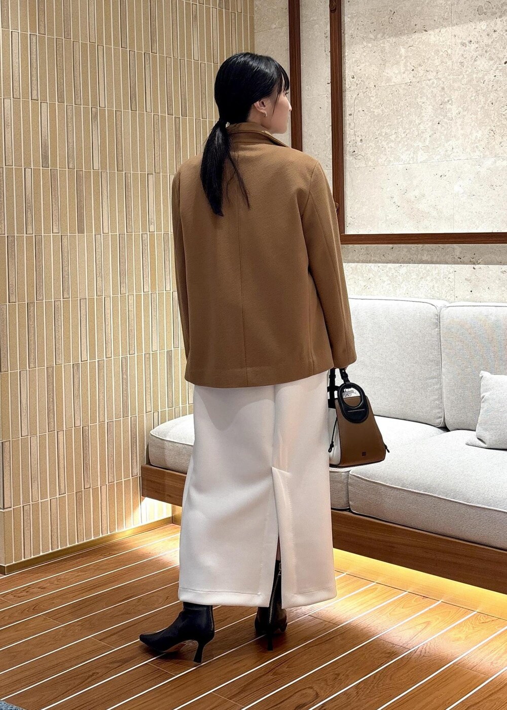 「moi別注コート、モア別注コート、初冬コーデ、冬コーデ、お仕事コーデ、デートコーデ、お出かけコーデ、女子会コーデ、セットアップ、スカートスタイル、ワントーンコーデ、きれいめコーデ、ROPÉ、ウェーブ、ブルべ夏」｜「ROPE'のBeatrice boots(ベアトリス ブーツ)（ブーツ、ブラック系）」を使った、AYAさん（レディース・158cm）の秋コーディネートの3枚目の写真