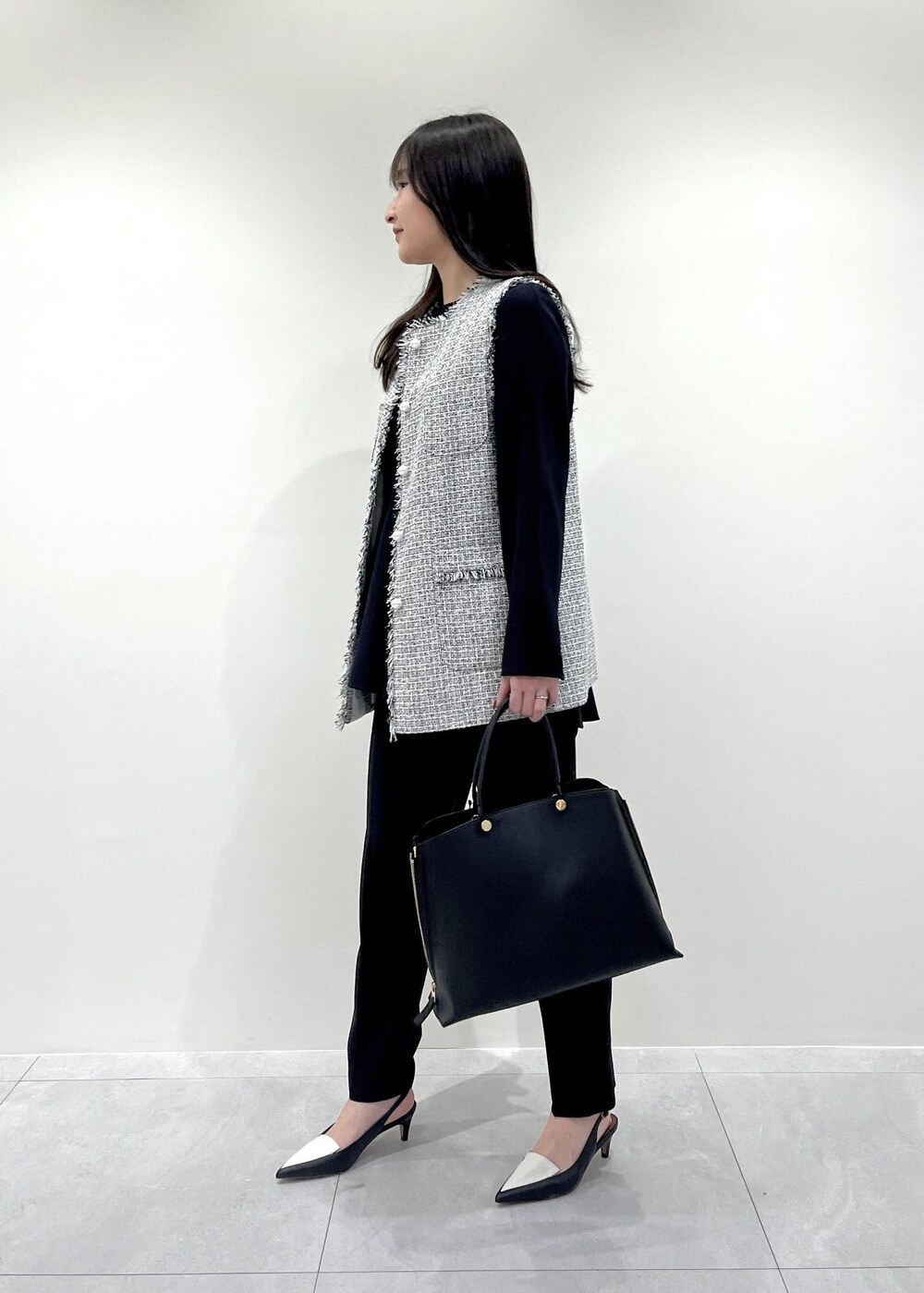 「ネイビー、ツイード、ジレ、パール、Y BAG、通勤バッグ、24SS春の新作、ブルベ、骨格ウェーブ、セレモニー、入卒園、通勤、オケージョン、スーツ、セットアップ」｜「E'PORの【E'POR】Y BAG Medium（サイドジップトートバッグ）/一部WEB限定（ハンドバッグ、ブラック系）」を使った、AYAさん（レディース・158cm）の冬コーディネートの2枚目の写真