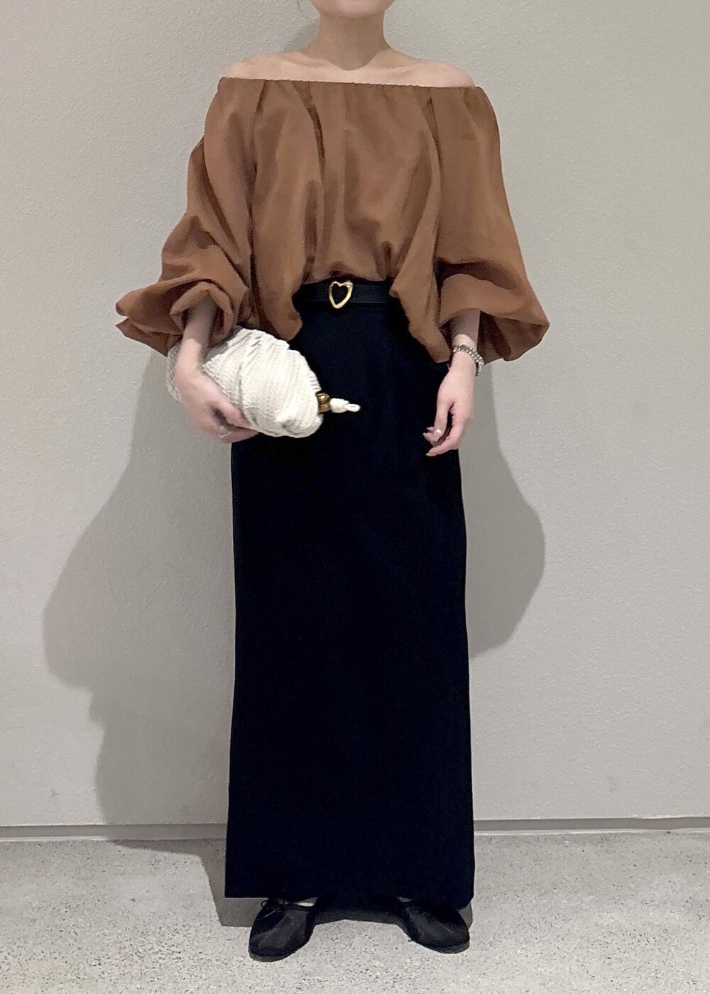 「初春コーデ、春コーデ、デートコーデ、女子会コーデ、スカートスタイル、ヘルシーコーデ、ROPÉ、ウェーブ、ブルべ夏、敏感、トップス、Tシャツ/カットソー、スカート、バッグ、クラッチバッグ」｜「ROPE'の【撥水】ウールストレートタイトスカート（スカート、ブラック系）」を使った、AYAさん（レディース・158cm）の春コーディネートの4枚目の写真