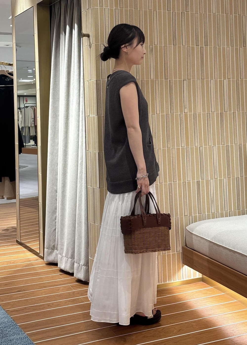 「夏コーデ、女子会コーデ、スカートスタイル、ROPÉ、ウェーブ、ブルべ夏、敏感、トップス、ベスト、スカート、SHC35140、SHJ35570、salon_recommed_lightouter_pickup、salon_recommend_bottoms、salon_recommend_bottoms_brtp」｜「SALON adam et rope'のダイヤプリーツスカート（スカート、ホワイト系）」を使った、AYAさん（レディース・158cm）の夏コーディネートの2枚目の写真