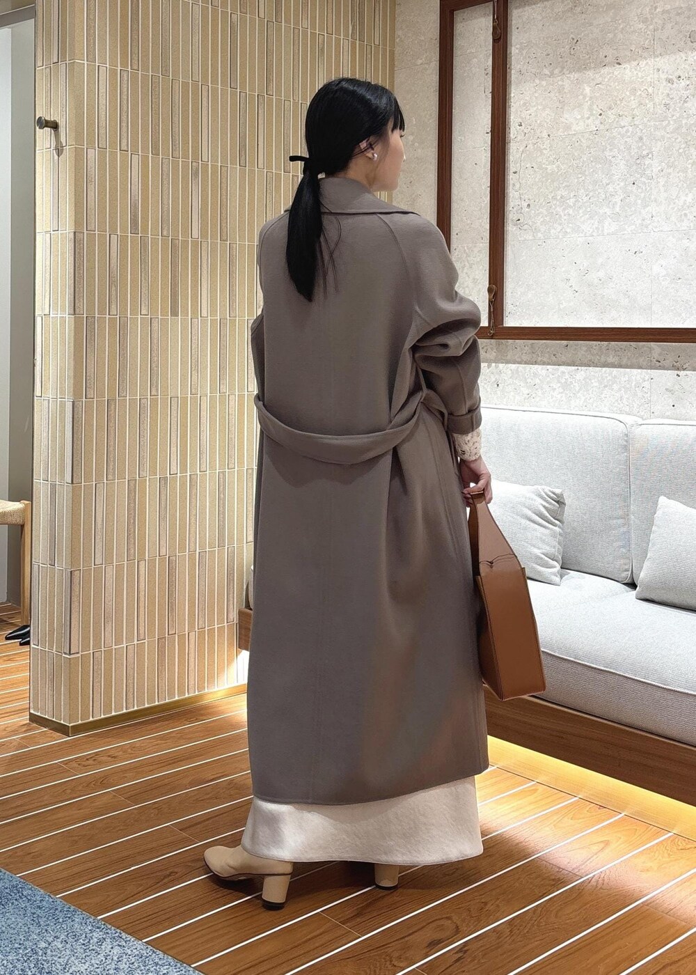 「ブーツ、レース、初冬コーデ、冬コーデ、デートコーデ、お出かけコーデ、推し活コーデ、女子会コーデ、レイヤード、スカートスタイル、フェミニンコーデ、きれいめコーデ、別注アイテム、ROPÉ、ウェーブ」｜「ROPE'のラムウールリバーロングコート【Sサイズフェア対象】（チェスターコート、ベージュ系）」を使った、AYAさん（レディース・158cm）の秋コーディネートの4枚目の写真