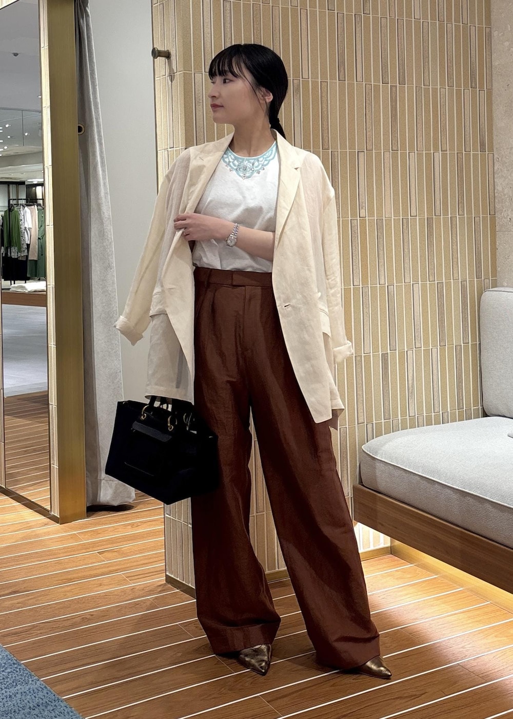「初夏コーデ、夏コーデ、女子会コーデ、ROPÉ、ウェーブ、ブルべ夏、敏感、トップス、Tシャツ/カットソー、ジャケット/アウター、テーラードジャケット、パンツ、バッグ、ハンドバッグ、GGS25040」｜「ROPE'のビスコースリネン スラブスリータックパンツ/【一部セットアップ】可能/洗える（その他パンツ、ブラウン系）」を使った、AYAさん（レディース・158cm）の夏コーディネートの5枚目の写真