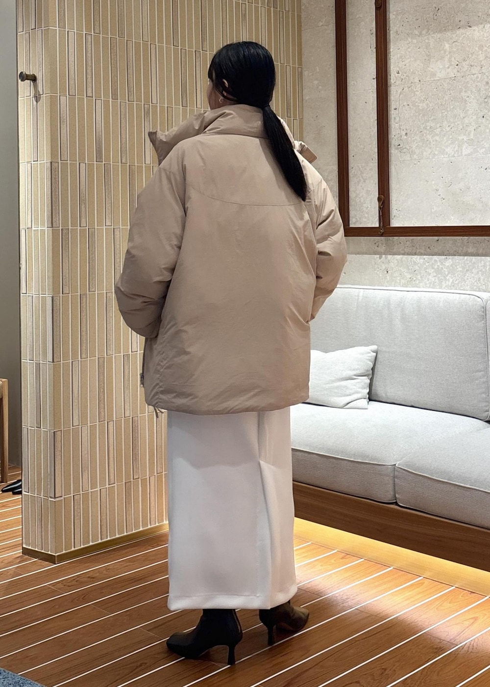 「冬コーデ、卒園式コーデ、お出かけコーデ、推し活コーデ、女子会コーデ、スカートスタイル、ワントーンコーデ、ヘルシーコーデ、きれいめコーデ、ROPÉ、ウェーブ、ブルべ夏、敏感、低身長、トップス」|「ROPE'のBeatrice boots(ベアトリス ブーツ)(ブーツ、ブラック系)」を使った、AYAさん(レディース・158cm)の秋コーディネートの3枚目の写真