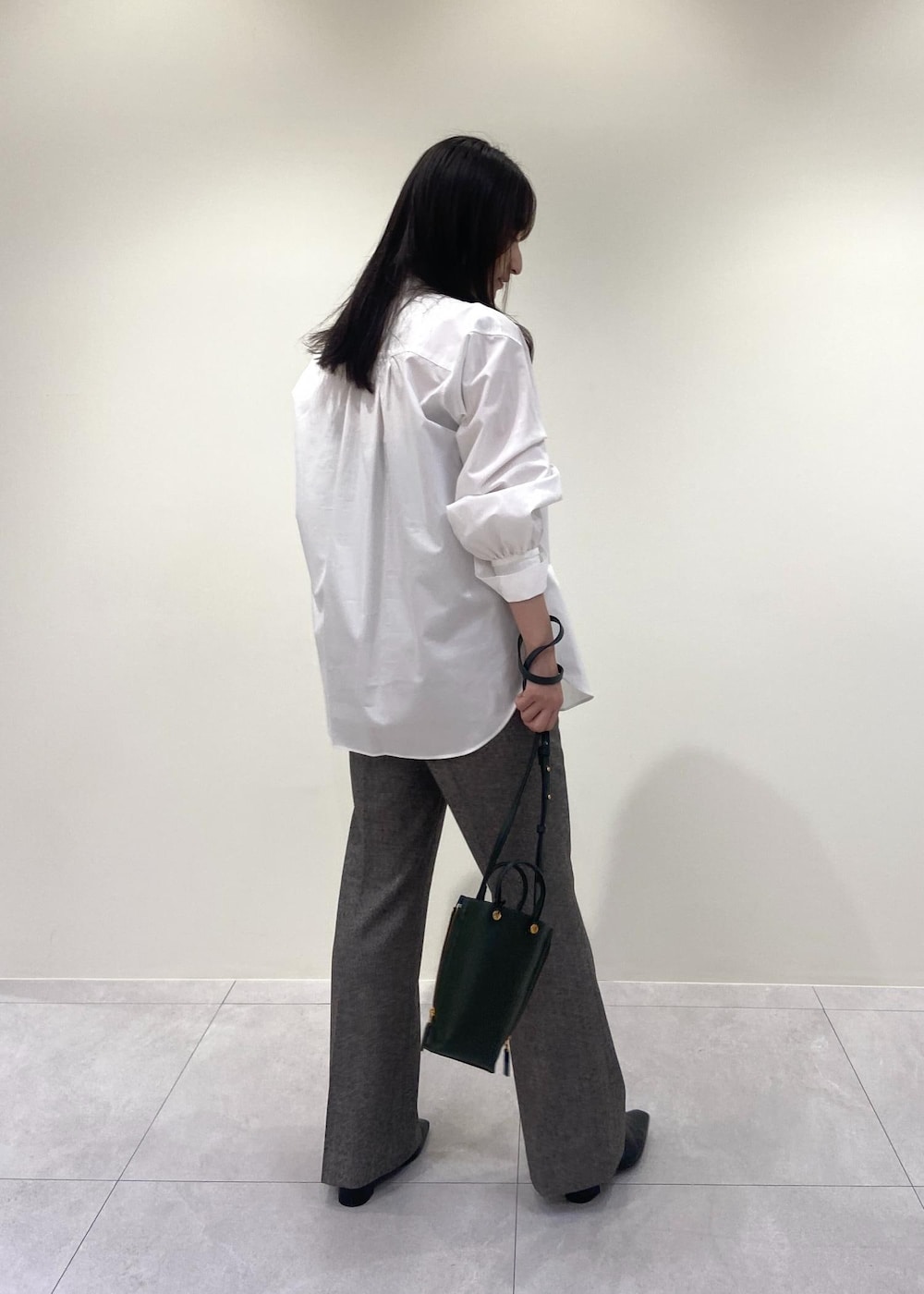 「セミワイド、グレー、otonaMUSE、フリル、ホワイト、長袖、シャツ、パンツ、フレアパンツ、ROPÉ、シャツ・ブラウス、23AW秋の新作、通勤、オフィスカジュアル、骨格ウェーブ」｜「E'PORの【E'POR】Y BAG Micro（サイドジップマイクロショルダーバッグ）/一部WEB限定（ショルダーバッグ、グリーン系）」を使った、AYAさん（レディース・158cm）の秋コーディネートの3枚目の写真