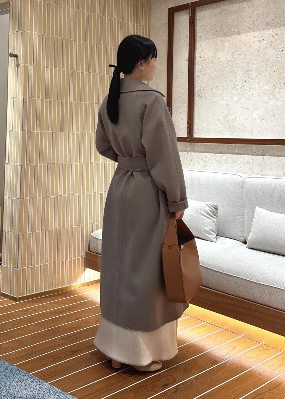 「ブーツ、レース、初冬コーデ、冬コーデ、デートコーデ、お出かけコーデ、推し活コーデ、女子会コーデ、レイヤード、スカートスタイル、フェミニンコーデ、きれいめコーデ、別注アイテム、ROPÉ、ウェーブ」｜「ROPE'のラムウールリバーロングコート【Sサイズフェア対象】（チェスターコート、ベージュ系）」を使った、AYAさん（レディース・158cm）の秋コーディネートの6枚目の写真