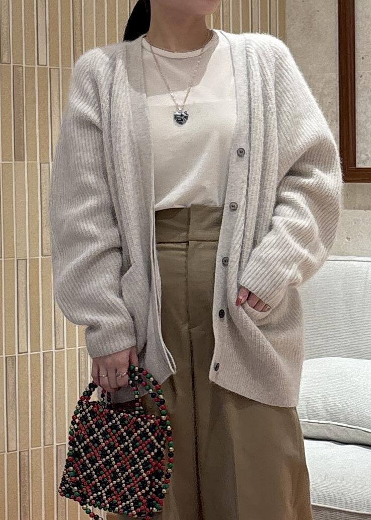 「ベロア、ベージュ、初冬コーデ、冬コーデ、女子会コーデ、大人カジュアル、パンツスタイル、シンプルコーデ、ベーシック、ROPÉ、ウェーブ、ブルべ夏、敏感、トップス、Tシャツ/カットソー」｜「SALON adam et rope'のフォックスウール片畦Vネックニットカーディガン（カーディガン/ボレロ、ホワイト系）」を使った、AYAさん（レディース・158cm）の秋コーディネートの6枚目の写真