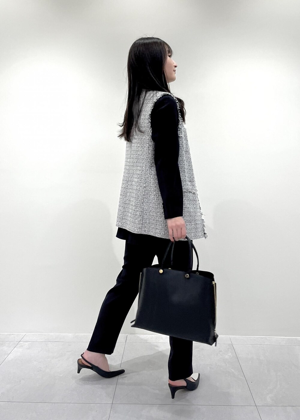 「ネイビー、ツイード、ジレ、パール、Y BAG、通勤バッグ、24SS春の新作、ブルベ、骨格ウェーブ、セレモニー、入卒園、通勤、オケージョン、スーツ、セットアップ」｜「E'PORの【E'POR】Y BAG Medium（サイドジップトートバッグ）/一部WEB限定（ハンドバッグ、ブラック系）」を使った、AYAさん（レディース・158cm）の冬コーディネートの3枚目の写真