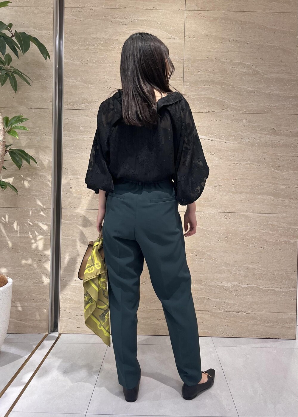 「シアー、グリーン、ミニバッグ、ワンハンドル、ブラック、ブラウス、レース、フリル、ドット柄、パンツ、ROPÉ、シャツ・ブラウス、通勤、オフィスカジュアル、骨格ウェーブ」｜「ROPE'のワンハンドルトップメタルミニバッグ（ショルダーバッグ、ベージュ系）」を使った、AYAさん（レディース・158cm）の秋コーディネートの4枚目の写真