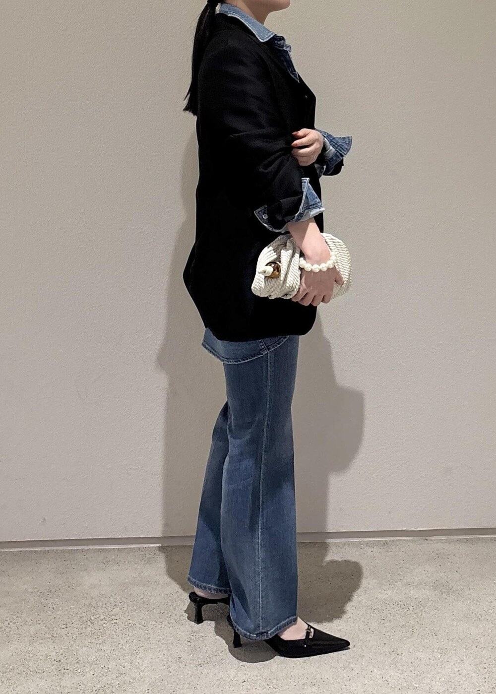 「デニム、初春コーデ、春コーデ、お出かけコーデ、女子会コーデ、大人カジュアル、パンツスタイル、ヘルシーコーデ、ROPÉ、ウェーブ、ブルべ夏、敏感、ジャケット/アウター、テーラードジャケット、バッグ」｜「ROPE'のベルトトップヒールパンプス（パンプス、ブラック系）」を使った、AYAさん（レディース・158cm）の冬コーディネートの3枚目の写真