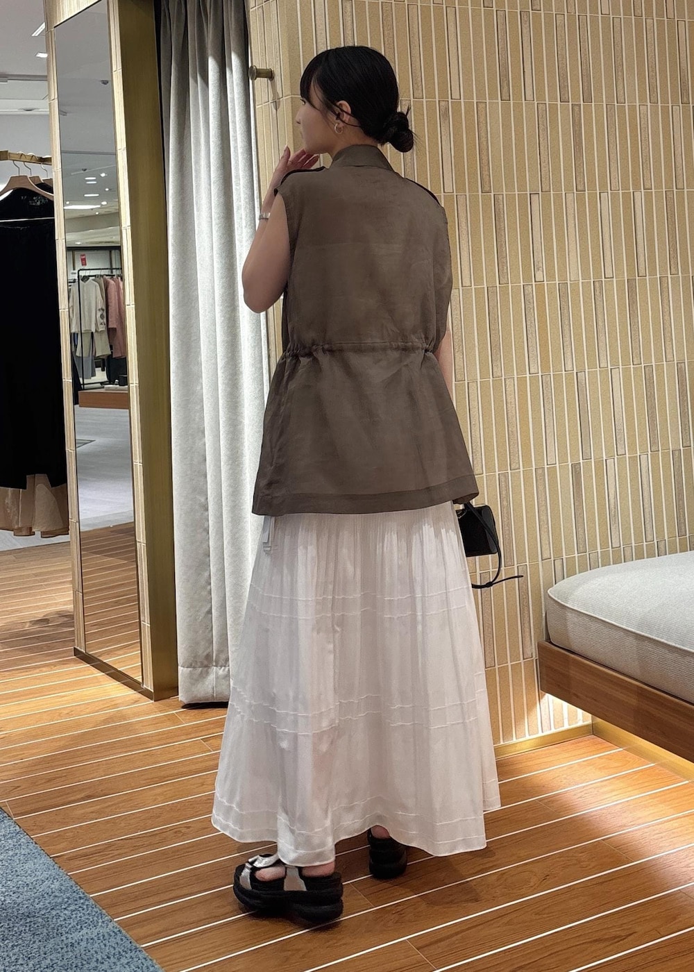 「夏コーデ、お出かけコーデ、ROPÉ、ウェーブ、ブルべ夏、敏感、トップス、ベスト、スカート、SHC35140、SHJ35220、3色展開、salon_preoder_pickup、salon_recommend_bottoms、salon_recommend_bottoms_brtp」｜「SALON adam et rope'のシアーリネンミリタリージレ（ベスト、ブラウン系）」を使った、AYAさん（レディース・158cm）の夏コーディネートの4枚目の写真