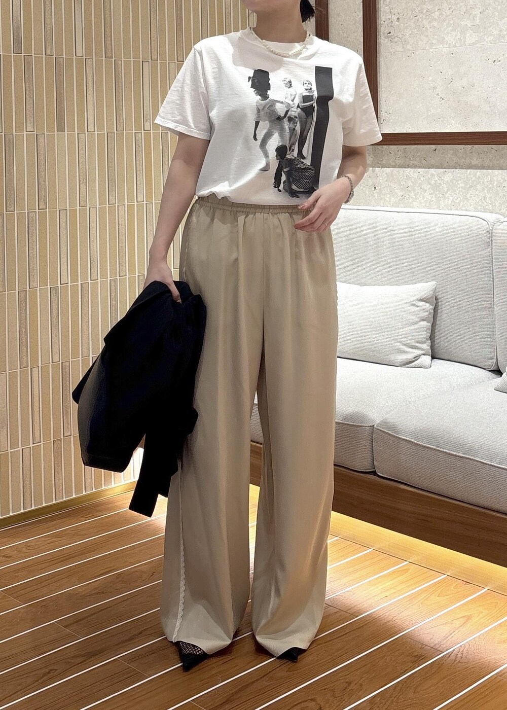 「初春コーデ、春コーデ、推し活コーデ、女子会コーデ、大人カジュアル、パンツスタイル、モノトーンコーデ、ROPÉ、ウェーブ、ブルべ夏、敏感、トップス、Tシャツ/カットソー、ジャケット/アウター、テーラードジャケット」｜「SALON adam et rope'のオーガニックコットンダブルガーゼジャケット（テーラードジャケット、ブラック系）」を使った、AYAさん（レディース・158cm）の春コーディネートの5枚目の写真