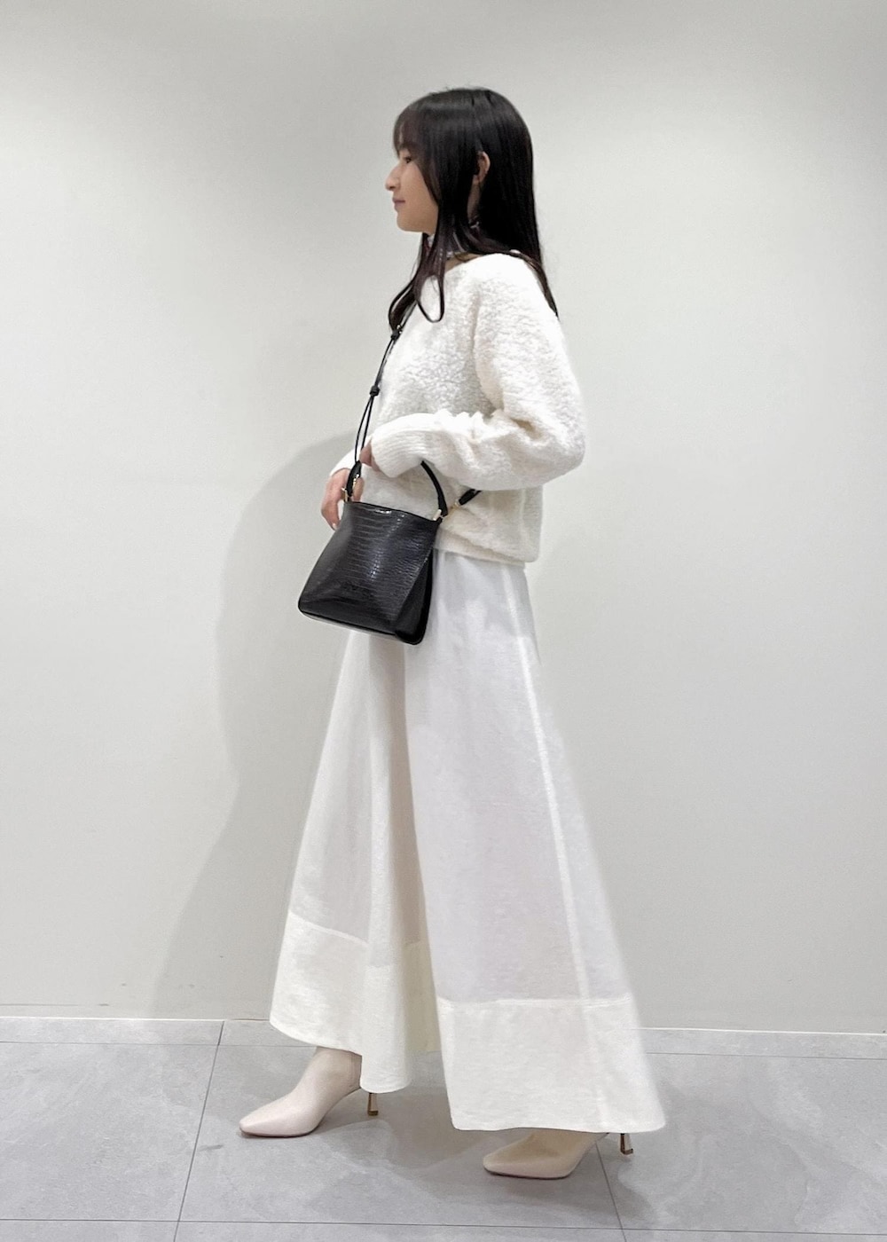 「ホワイトコーデ、スカーフ、クロコ、Knit 2023、ROPÉ、ニット、スカート、ブーツ、お出かけ、骨格ウェーブ、ブルベ、きれいめ、23AW冬の新作」｜「ROPE'の【雑誌掲載】【一部WEB限定】ナロースクエアトゥストレッチヒールショートブーツ（ブーツ、ホワイト系）」を使った、AYAさん（レディース・158cm）の秋コーディネートの2枚目の写真