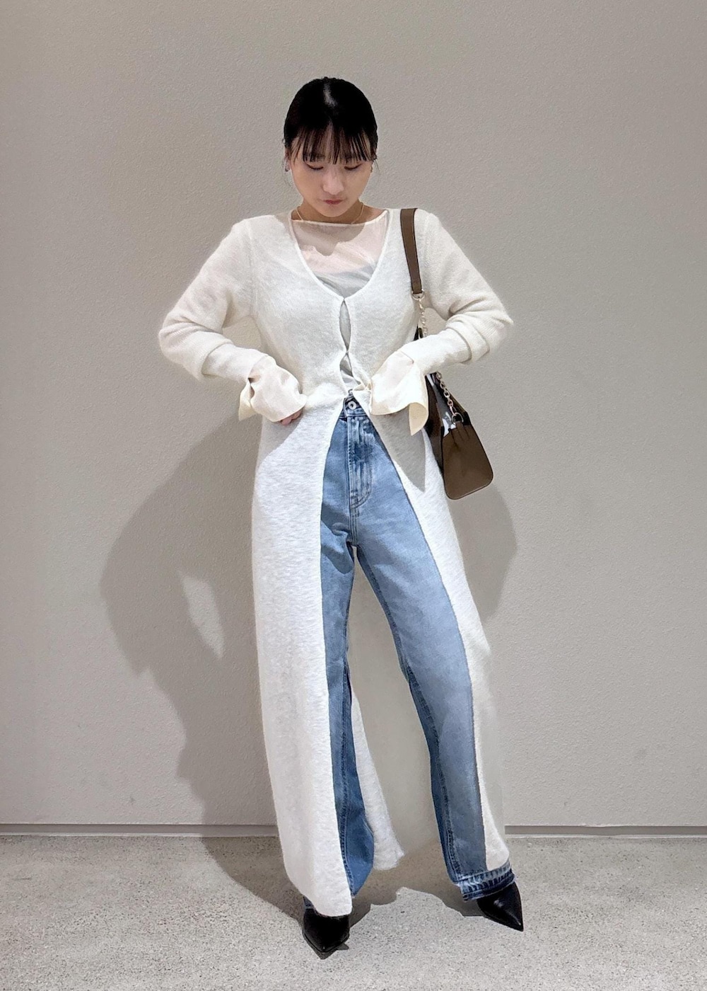 「秋コーデ、初冬コーデ、冬コーデ、女子会コーデ、大人カジュアル、レイヤード、パンツスタイル、カジュアルコーデ、ROPÉ、ウェーブ、ブルべ夏、敏感、トップス、シャツ/ブラウス、カーディガン」｜「ADAM ET ROPE'のモヘアロングカーディガン（カーディガン/ボレロ、ホワイト系）」を使った、AYAさん（レディース・158cm）の冬コーディネートの2枚目の写真