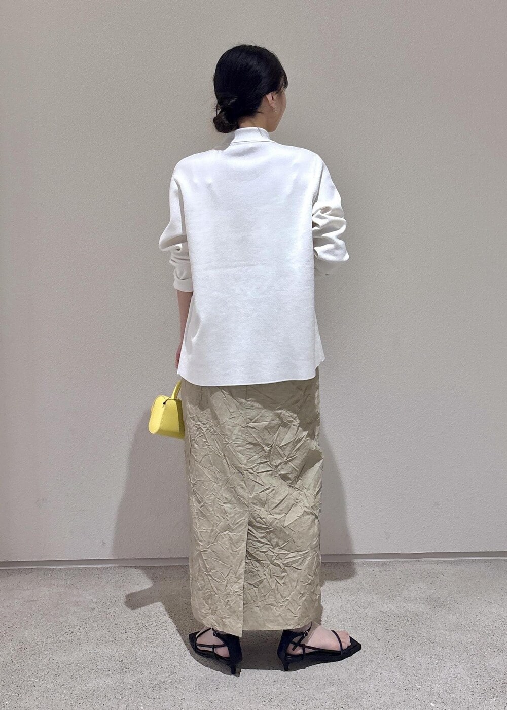 「ORR、初春コーデ、春コーデ、お出かけコーデ、女子会コーデ、韓国ファッション、スカートスタイル、ヘルシーコーデ、きれいめコーデ、ROPÉ、ウェーブ、ブルべ夏、敏感、トップス、キャミソール」｜「ROPE'のシルクコットン総針ニットジャケット（テーラードジャケット、ホワイト系）」を使った、AYAさん（レディース・158cm）の春コーディネートの4枚目の写真