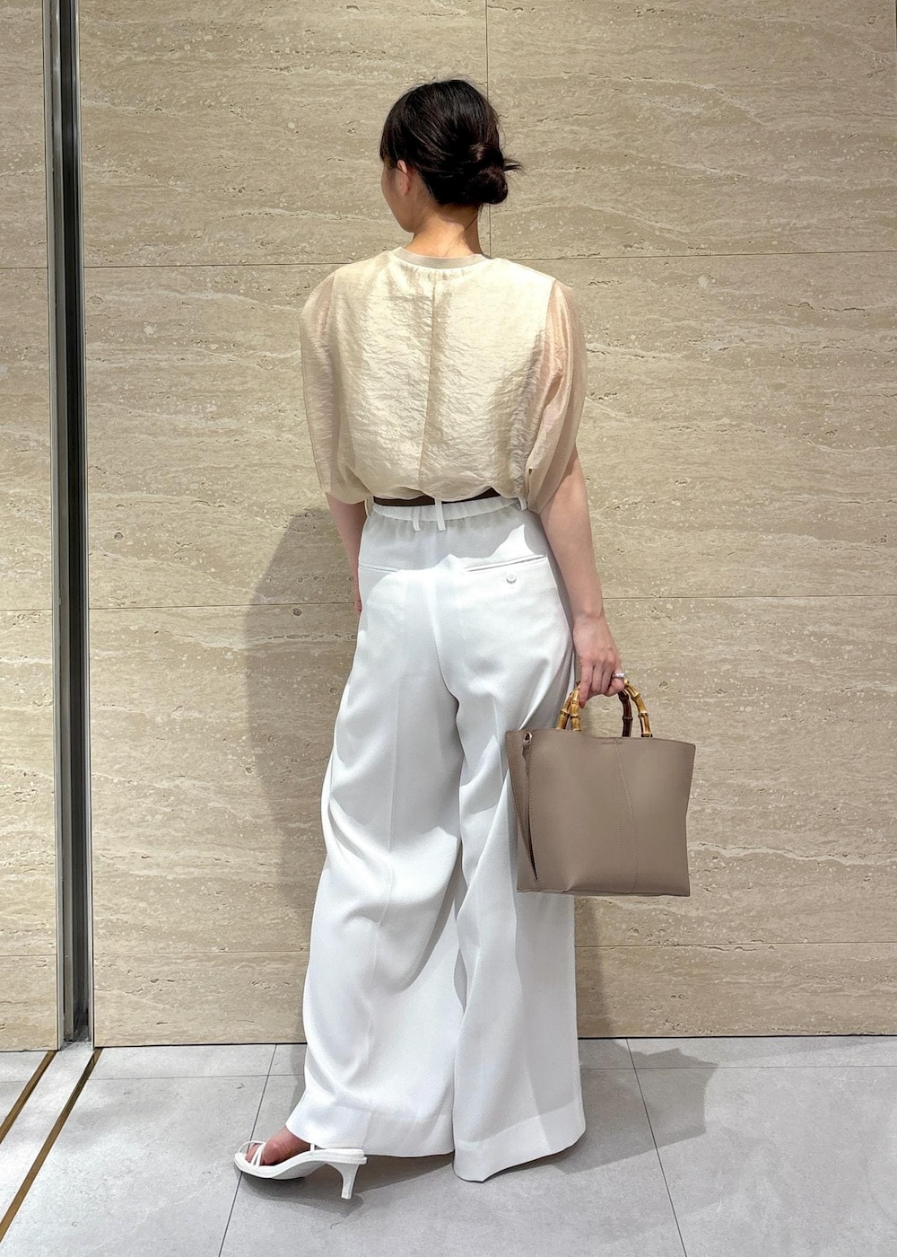 ホワイト系のサンダル、ホワイト系のその他パンツ、ベージュ系のTシャツ/カットソーを着用したレディースの夏コーディネートの4枚目の写真