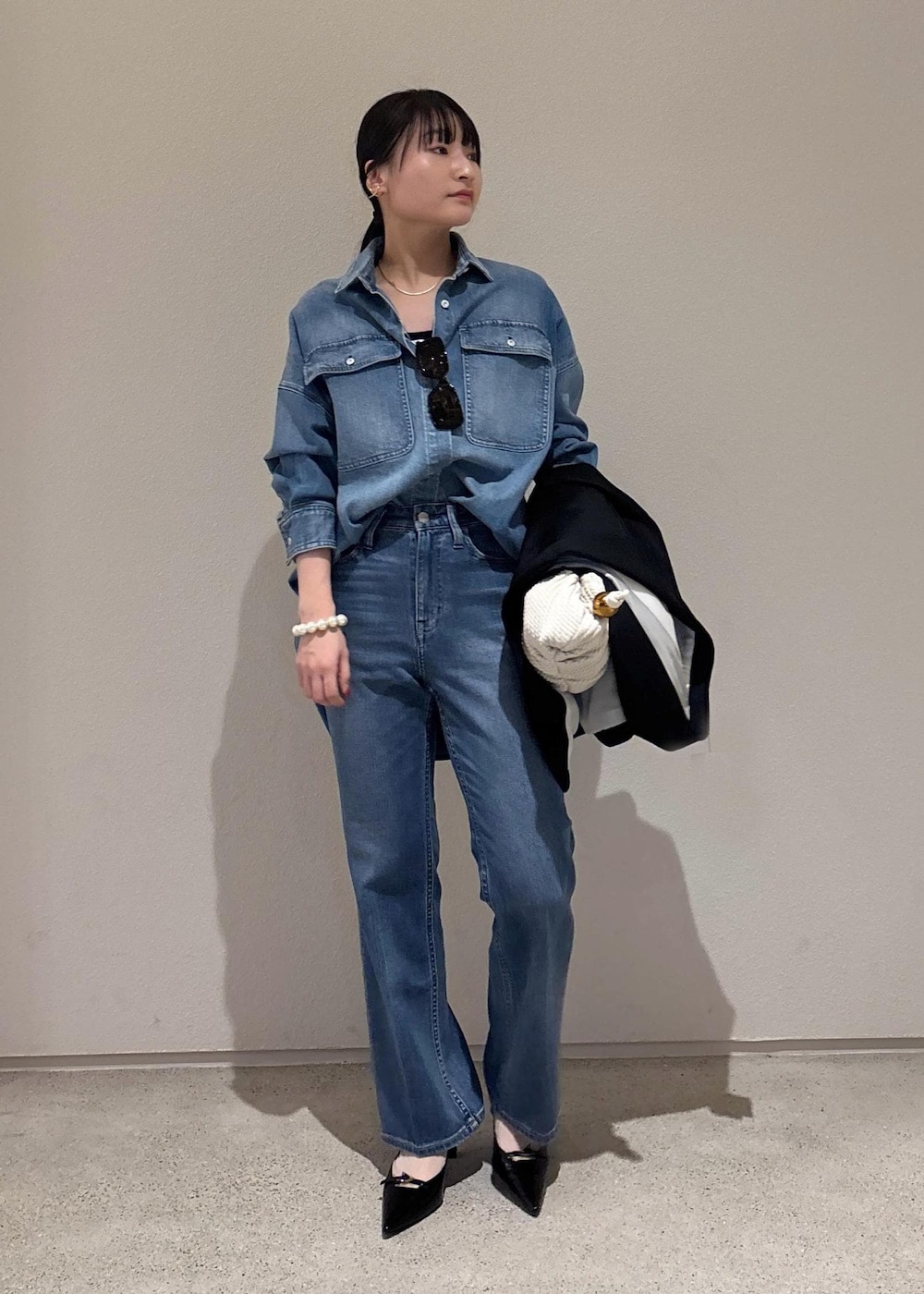 「デニム、初春コーデ、春コーデ、お出かけコーデ、女子会コーデ、大人カジュアル、パンツスタイル、ヘルシーコーデ、ROPÉ、ウェーブ、ブルべ夏、敏感、ジャケット/アウター、テーラードジャケット、バッグ」｜「ROPE'のベルトトップヒールパンプス（パンプス、ブラック系）」を使った、AYAさん（レディース・158cm）の冬コーディネートの5枚目の写真