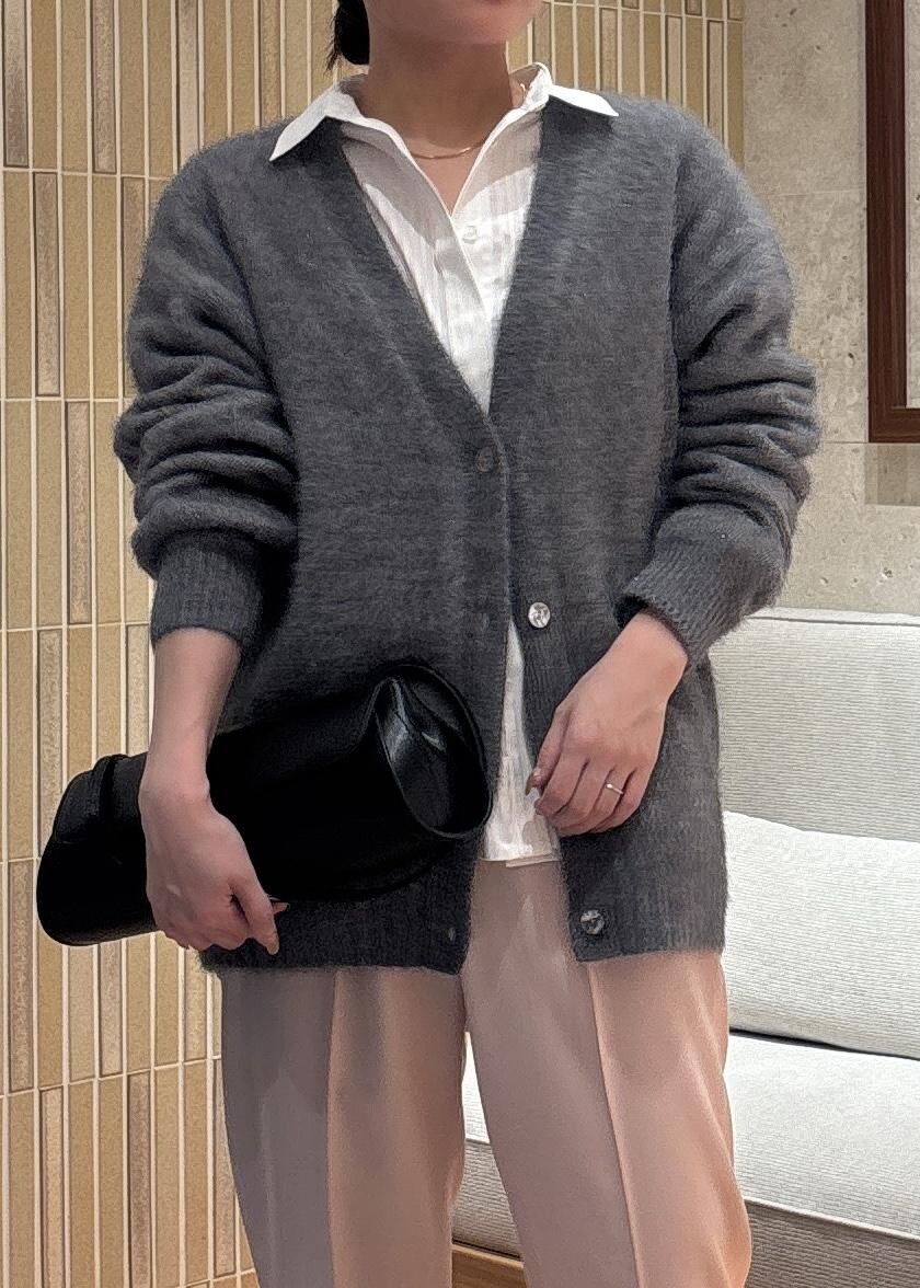 「フォックス、グレー、ピンク、秋コーデ、初冬コーデ、パンツスタイル、シンプルコーデ、きれいめコーデ、ROPÉ、ウェーブ、ブルべ夏、敏感、低身長、トップス、カーディガン」｜「ADAM ET ROPE'のMOL Rollバッグ（ショルダーバッグ、ブラック系）」を使った、AYAさん（レディース・158cm）の秋コーディネートの6枚目の写真