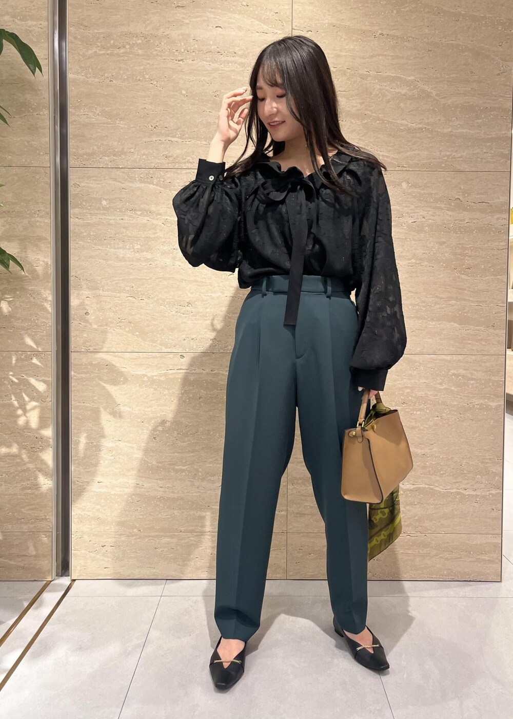 「シアー、グリーン、ミニバッグ、ワンハンドル、ブラック、ブラウス、レース、フリル、ドット柄、パンツ、ROPÉ、シャツ・ブラウス、通勤、オフィスカジュアル、骨格ウェーブ」｜「ROPE'のワンハンドルトップメタルミニバッグ（ショルダーバッグ、ベージュ系）」を使った、AYAさん（レディース・158cm）の秋コーディネートの2枚目の写真