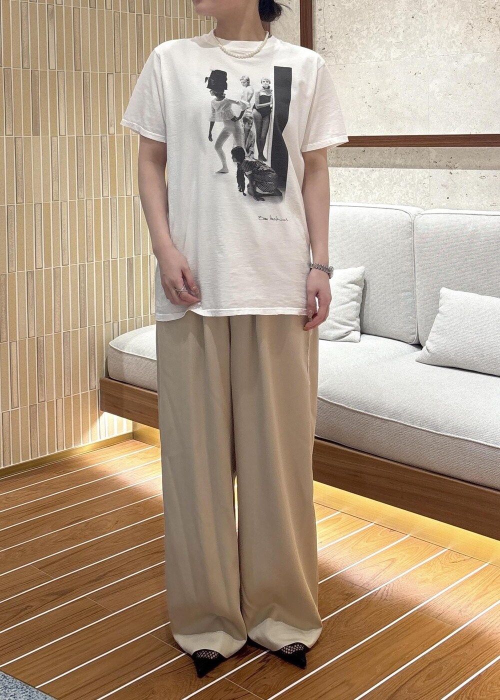 「初春コーデ、春コーデ、推し活コーデ、女子会コーデ、大人カジュアル、パンツスタイル、モノトーンコーデ、ROPÉ、ウェーブ、ブルべ夏、敏感、トップス、Tシャツ/カットソー、ジャケット/アウター、テーラードジャケット」｜「SALON adam et rope'のオーガニックコットンダブルガーゼジャケット（テーラードジャケット、ブラック系）」を使った、AYAさん（レディース・158cm）の春コーディネートの6枚目の写真