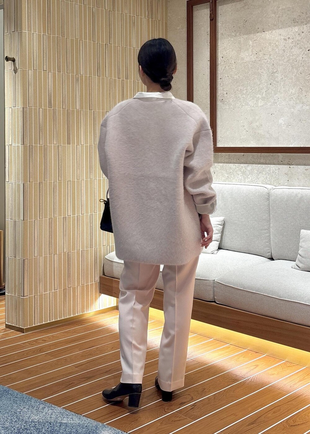 「ピンク、シャツ、秋コーデ、初冬コーデ、推し活コーデ、女子会コーデ、パンツスタイル、ヘルシーコーデ、シンプルコーデ、きれいめコーデ、ベーシック、ROPÉ、ウェーブ、ブルべ夏、敏感」｜「ROPE'のウールサテンイージーパンツ（その他パンツ、ピンク系）」を使った、AYAさん（レディース・158cm）の秋コーディネートの5枚目の写真