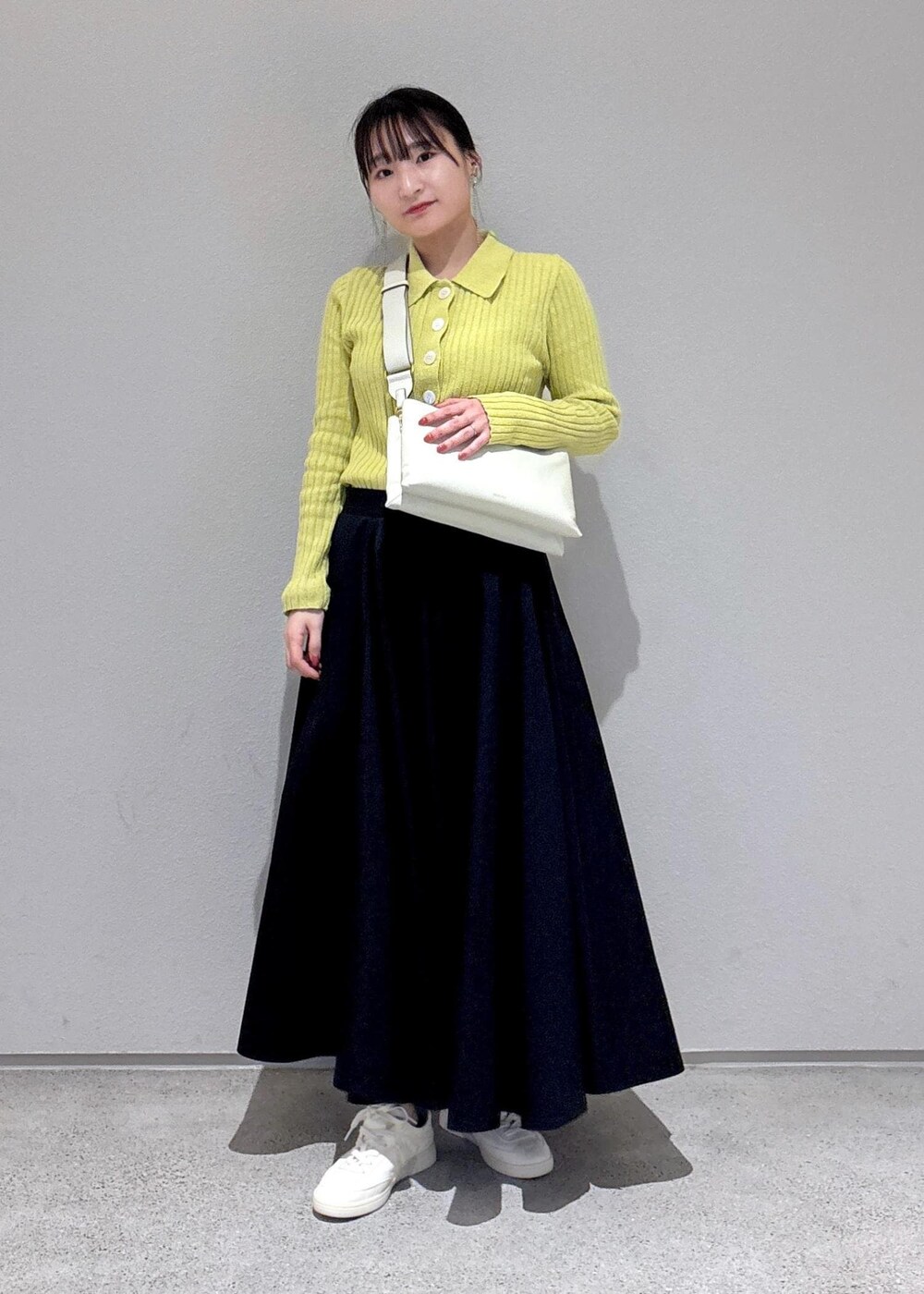 「イエロー、ポロシャツ、フレアスカート、スニーカー、初春コーデ、春コーデ、冬コーデ、女子会コーデ、大人カジュアル、スカートスタイル、ヘルシーコーデ、ROPÉ、ウェーブ、ブルべ夏、敏感」｜「ROPE'のドライコットンフォルムフレアスカート（スカート、ブルー系）」を使った、AYAさん（レディース・158cm）の冬コーディネートの2枚目の写真