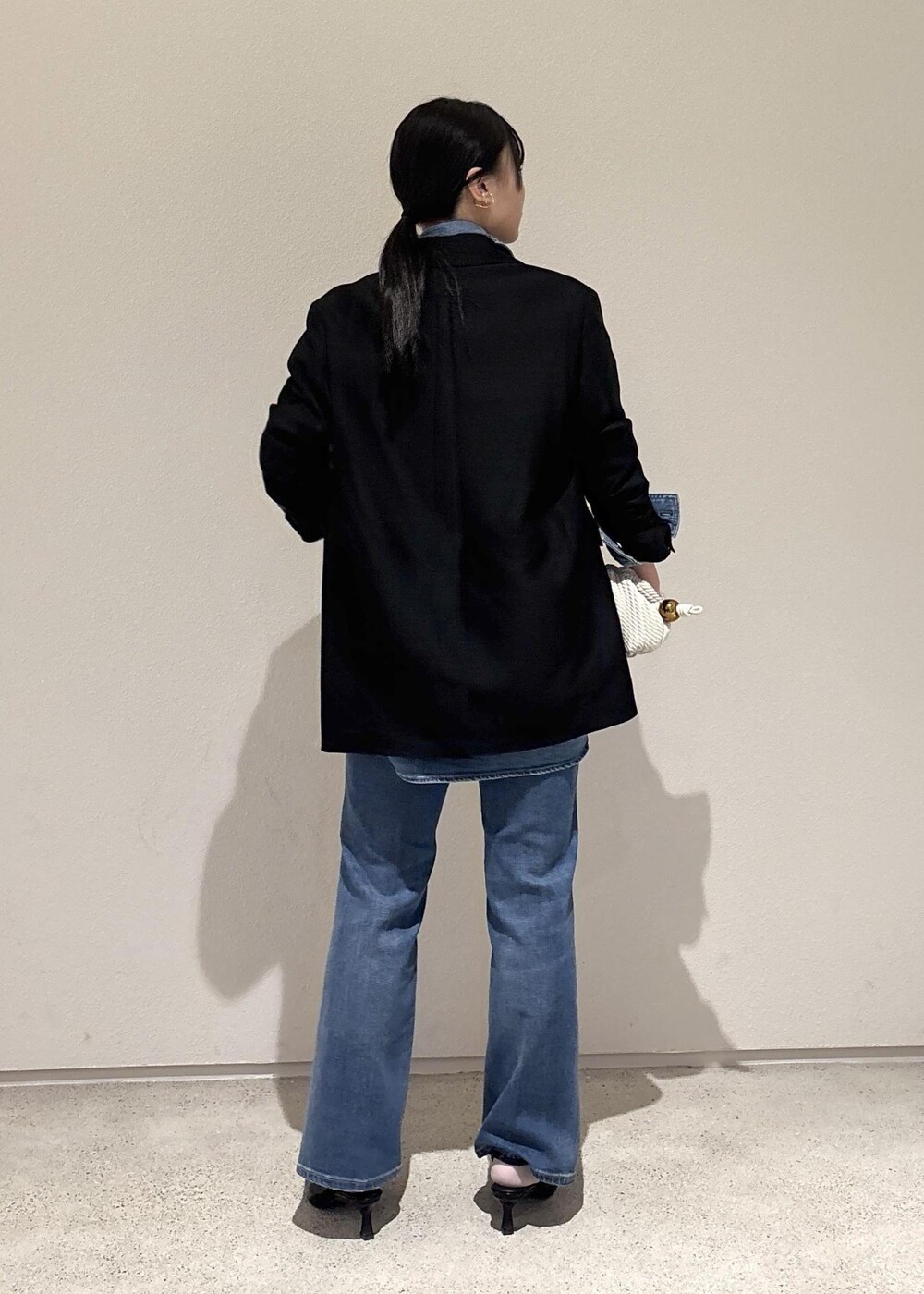 「デニム、初春コーデ、春コーデ、お出かけコーデ、女子会コーデ、大人カジュアル、パンツスタイル、ヘルシーコーデ、ROPÉ、ウェーブ、ブルべ夏、敏感、ジャケット/アウター、テーラードジャケット、バッグ」｜「ROPE'のベルトトップヒールパンプス（パンプス、ブラック系）」を使った、AYAさん（レディース・158cm）の冬コーディネートの4枚目の写真