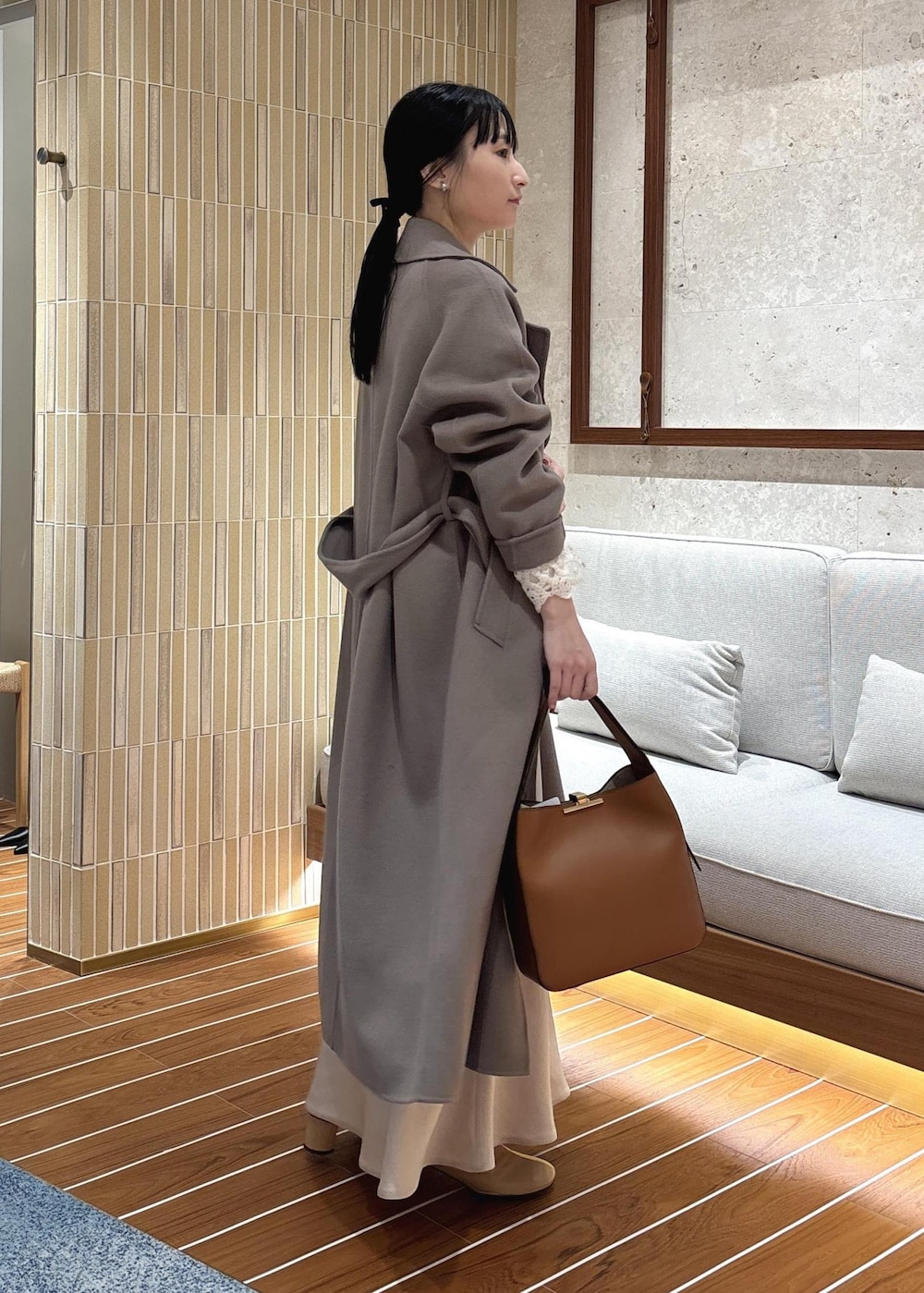 「ブーツ、レース、初冬コーデ、冬コーデ、デートコーデ、お出かけコーデ、推し活コーデ、女子会コーデ、レイヤード、スカートスタイル、フェミニンコーデ、きれいめコーデ、別注アイテム、ROPÉ、ウェーブ」｜「ROPE'のラムウールリバーロングコート【Sサイズフェア対象】（チェスターコート、ベージュ系）」を使った、AYAさん（レディース・158cm）の秋コーディネートの3枚目の写真