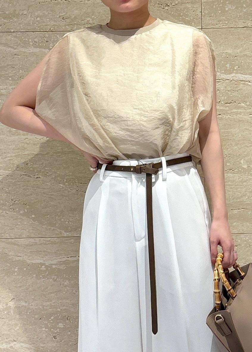 ホワイト系のサンダル、ホワイト系のその他パンツ、ベージュ系のTシャツ/カットソーを着用したレディースの夏コーディネートの6枚目の写真