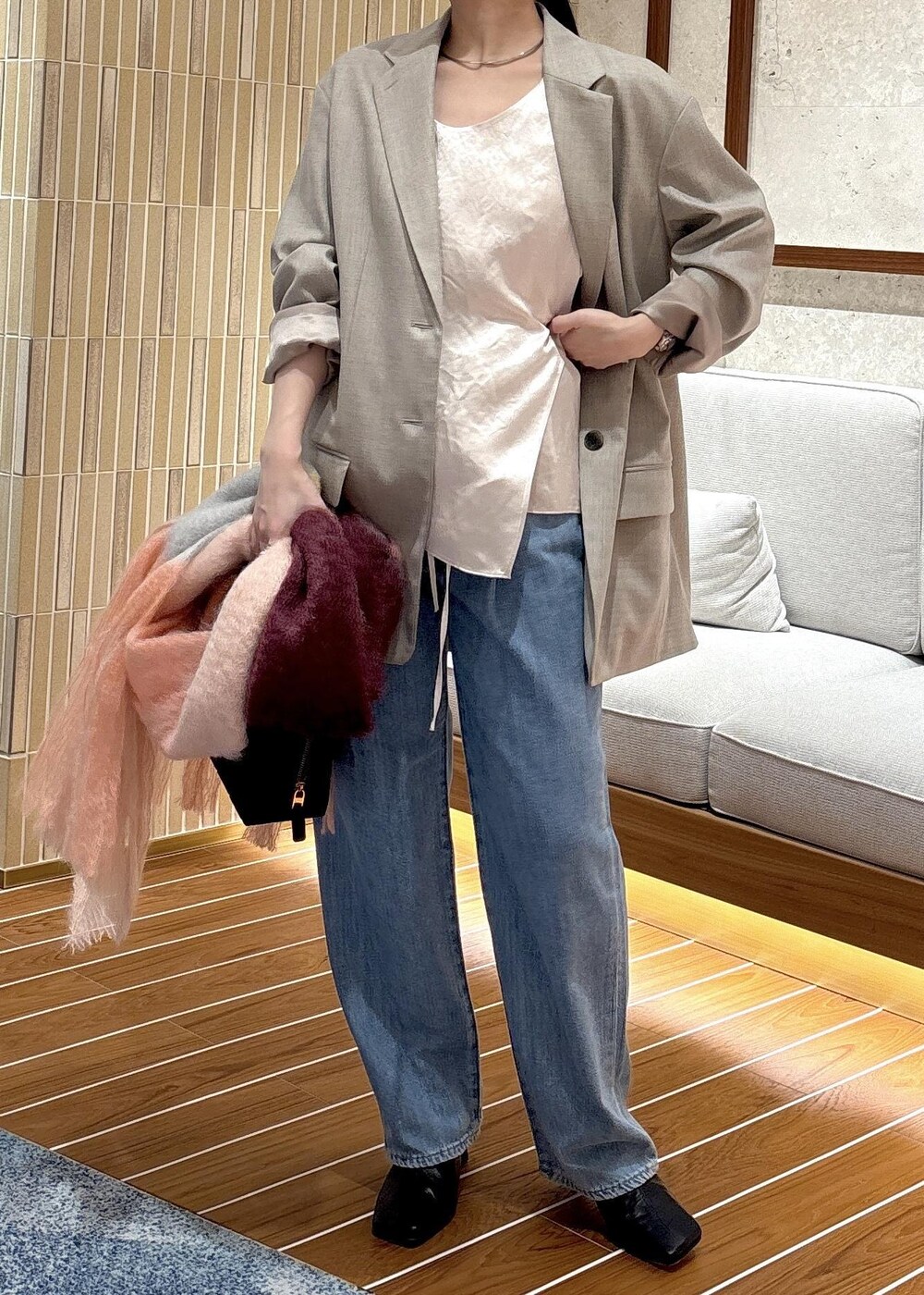 「ジャケット、ベージュ、デニムパンツ、ミニバッグ、初秋コーデ、秋コーデ、大人カジュアル、パンツスタイル、メンズライク、ベーシック、ROPÉ、ウェーブ、ブルべ夏、敏感、低身長」｜「SALON adam et rope'のブライトラップノースリーブプルオーバー【セットアップ対応】（Tシャツ/カットソー、ホワイト系）」を使った、AYAさん（レディース・158cm）の秋コーディネートの2枚目の写真