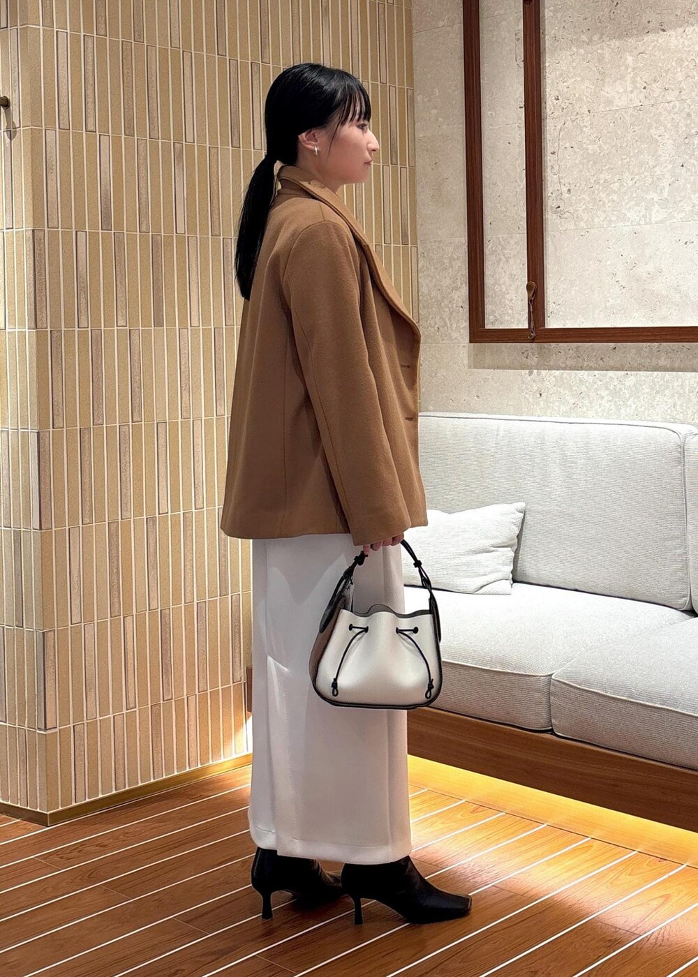 「moi別注コート、モア別注コート、初冬コーデ、冬コーデ、お仕事コーデ、デートコーデ、お出かけコーデ、女子会コーデ、セットアップ、スカートスタイル、ワントーンコーデ、きれいめコーデ、ROPÉ、ウェーブ、ブルべ夏」｜「ROPE'のBeatrice boots(ベアトリス ブーツ)（ブーツ、ブラック系）」を使った、AYAさん（レディース・158cm）の秋コーディネートの2枚目の写真