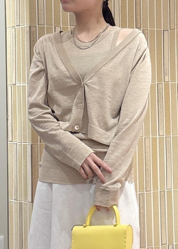 「初春コーデ、春コーデ、初夏コーデ、大人カジュアル、スカートスタイル、ヘルシーコーデ、ベーシック、ROPÉ、ウェーブ、ブルべ夏、敏感、トップス、カーディガン、タンクトップ、スカート」｜「SALON adam et rope'のハイツイストコットンVネックカーディガン（カーディガン/ボレロ、ベージュ系）」を使った、AYAさん（レディース・158cm）の春コーディネートの5枚目の写真