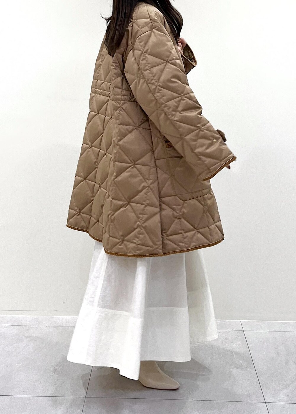 「Winter Coat 2023、ベージュ、ブラウン、ノーカラー、ダウン、キルティング、ミディアム、ホワイト、Knit 2023、ROPÉ、ニット、冬コート、スカート、ブーツ、骨格ウェーブ」｜「ROPE'の【雑誌掲載】【一部WEB限定】ナロースクエアトゥストレッチヒールショートブーツ（ブーツ、ホワイト系）」を使った、AYAさん（レディース・158cm）の秋コーディネートの4枚目の写真