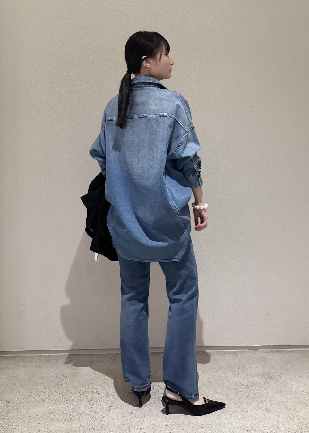「デニム、初春コーデ、春コーデ、お出かけコーデ、女子会コーデ、大人カジュアル、パンツスタイル、ヘルシーコーデ、ROPÉ、ウェーブ、ブルべ夏、敏感、ジャケット/アウター、テーラードジャケット、バッグ」｜「ROPE'のベルトトップヒールパンプス（パンプス、ブラック系）」を使った、AYAさん（レディース・158cm）の冬コーディネートの6枚目の写真