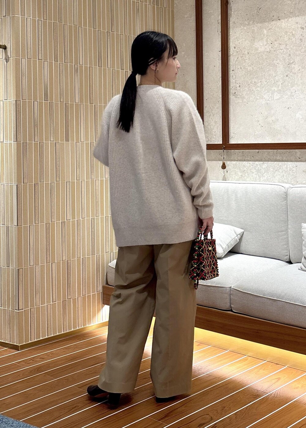「ベロア、ベージュ、初冬コーデ、冬コーデ、女子会コーデ、大人カジュアル、パンツスタイル、シンプルコーデ、ベーシック、ROPÉ、ウェーブ、ブルべ夏、敏感、トップス、Tシャツ/カットソー」｜「SALON adam et rope'のフォックスウール片畦Vネックニットカーディガン（カーディガン/ボレロ、ホワイト系）」を使った、AYAさん（レディース・158cm）の秋コーディネートの4枚目の写真