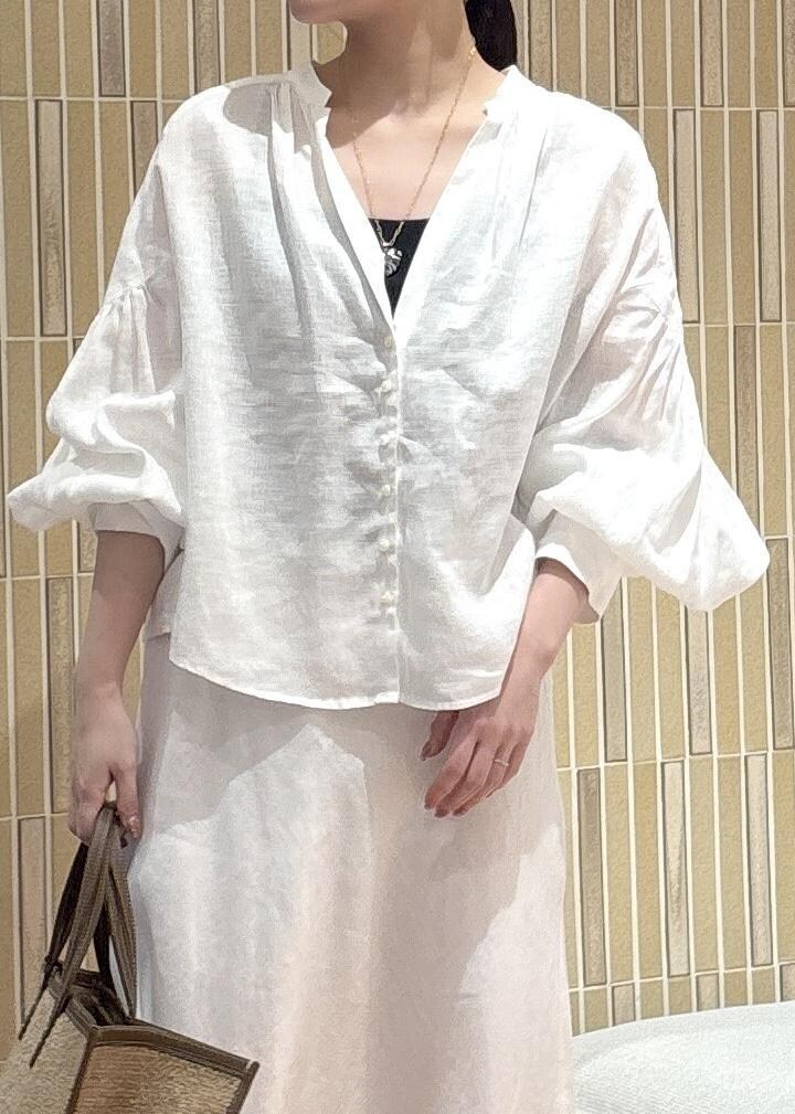 「春コーデ、初夏コーデ、夏コーデ、スカートスタイル、ワントーンコーデ、ヘルシーコーデ、ROPÉ、ウェーブ、ブルべ夏、敏感、トップス、シャツ/ブラウス、キャミソール、スカート、GGF25080」｜「SALON adam et rope'のGENTLE LINEN / リネンバイヤススカート（スカート、ホワイト系）」を使った、AYAさん（レディース・158cm）の春コーディネートの6枚目の写真