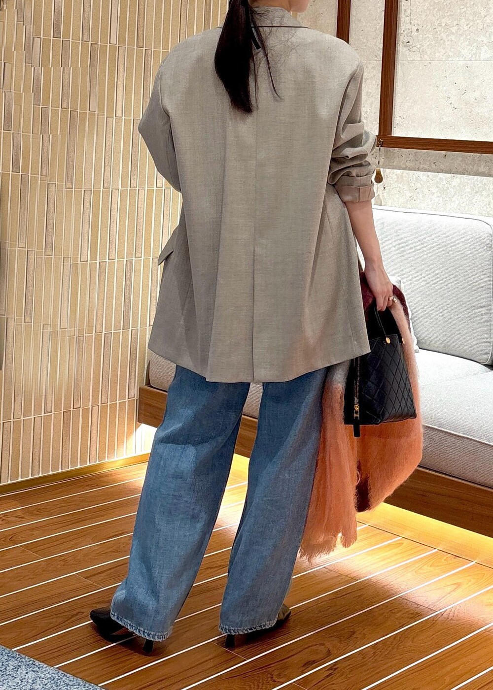 「ジャケット、ベージュ、デニムパンツ、ミニバッグ、初秋コーデ、秋コーデ、大人カジュアル、パンツスタイル、メンズライク、ベーシック、ROPÉ、ウェーブ、ブルべ夏、敏感、低身長」｜「SALON adam et rope'のブライトラップノースリーブプルオーバー【セットアップ対応】（Tシャツ/カットソー、ホワイト系）」を使った、AYAさん（レディース・158cm）の秋コーディネートの4枚目の写真