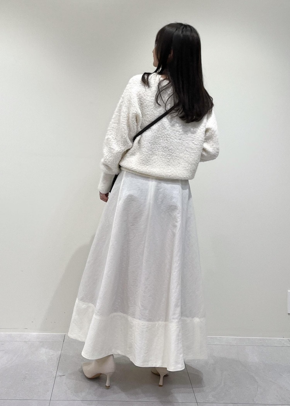 「ホワイトコーデ、スカーフ、クロコ、Knit 2023、ROPÉ、ニット、スカート、ブーツ、お出かけ、骨格ウェーブ、ブルベ、きれいめ、23AW冬の新作」｜「ROPE'の【雑誌掲載】【一部WEB限定】ナロースクエアトゥストレッチヒールショートブーツ（ブーツ、ホワイト系）」を使った、AYAさん（レディース・158cm）の秋コーディネートの3枚目の写真
