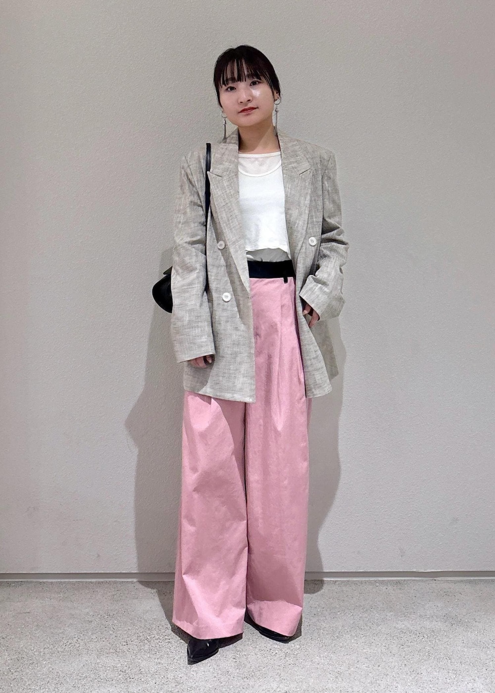 「EMOELLE、初春コーデ、春コーデ、お出かけコーデ、女子会コーデ、モード、パンツスタイル、きれいめコーデ、ROPÉ、ウェーブ、ブルべ夏、敏感、トップス、Tシャツ/カットソー、ジャケット/アウター」｜「ADAM ET ROPE'のMOL Rollバッグ（ショルダーバッグ、ブラック系）」を使った、AYAさん（レディース・158cm）の春コーディネートの2枚目の写真