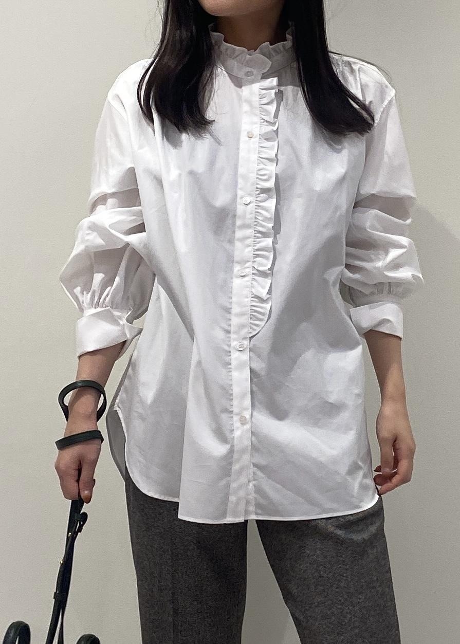 「セミワイド、グレー、otonaMUSE、フリル、ホワイト、長袖、シャツ、パンツ、フレアパンツ、ROPÉ、シャツ・ブラウス、23AW秋の新作、通勤、オフィスカジュアル、骨格ウェーブ」｜「E'PORの【E'POR】Y BAG Micro（サイドジップマイクロショルダーバッグ）/一部WEB限定（ショルダーバッグ、グリーン系）」を使った、AYAさん（レディース・158cm）の秋コーディネートの5枚目の写真