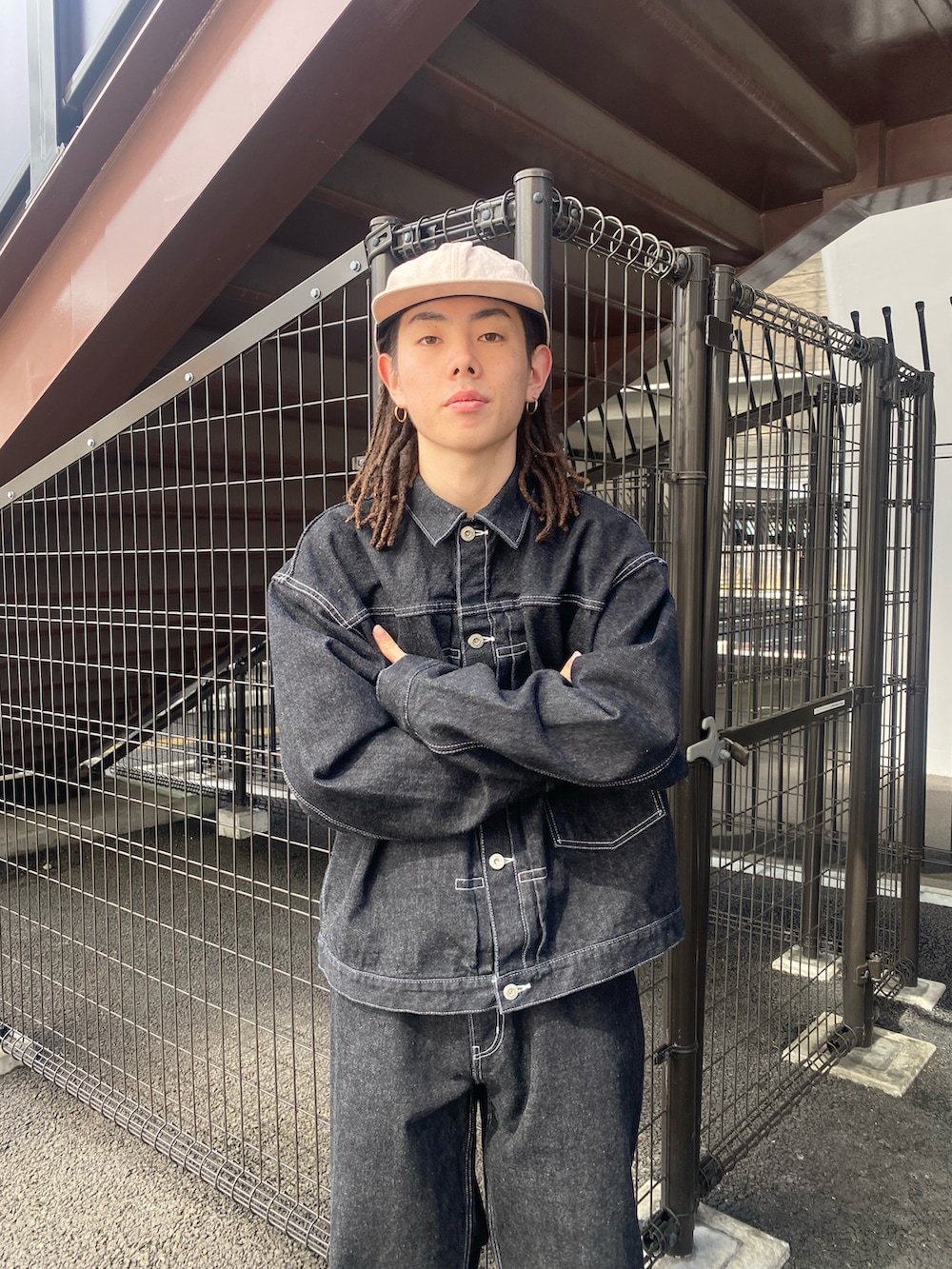 「メンズファッション、春コーデ、春服、低身長コーデ、ストリート、ストリートシック、カジュアル、シティーボーイ、ブラックコーデ、デニム、セットアップ、デニムジャケット、海外系ファッション、お出かけコーデ、デニムセットアップ」｜「WHO'S WHO galleryの【Sourcream/サワークリーム】ブラックデニムパンツ / 日本製（デニムパンツ、ブラック系）」を使った、高尾尚樹さん（メンズ・165cm）の春コーディネートの3枚目の写真