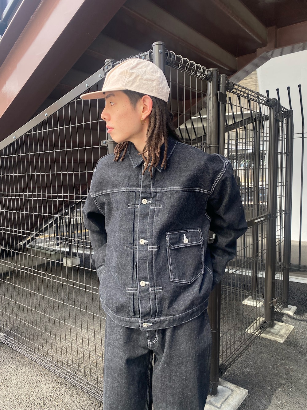 「メンズファッション、春コーデ、春服、低身長コーデ、ストリート、ストリートシック、カジュアル、シティーボーイ、ブラックコーデ、デニム、セットアップ、デニムジャケット、海外系ファッション、お出かけコーデ、デニムセットアップ」｜「WHO'S WHO galleryの【Sourcream/サワークリーム】ブラックデニムパンツ / 日本製（デニムパンツ、ブラック系）」を使った、高尾尚樹さん（メンズ・165cm）の春コーディネートの4枚目の写真