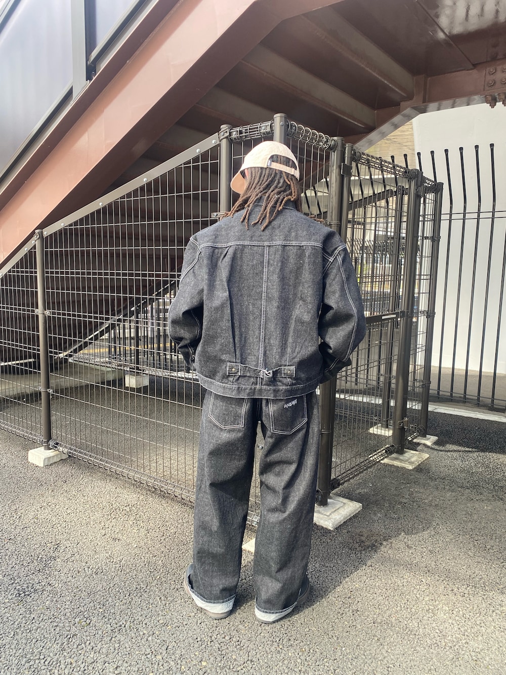 「メンズファッション、春コーデ、春服、低身長コーデ、ストリート、ストリートシック、カジュアル、シティーボーイ、ブラックコーデ、デニム、セットアップ、デニムジャケット、海外系ファッション、お出かけコーデ、デニムセットアップ」｜「WHO'S WHO galleryの【Sourcream/サワークリーム】ブラックデニムパンツ / 日本製（デニムパンツ、ブラック系）」を使った、高尾尚樹さん（メンズ・165cm）の春コーディネートの2枚目の写真