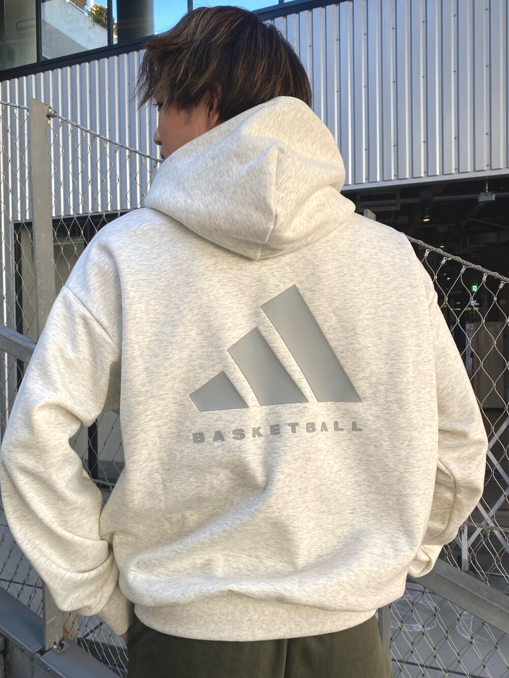 ベージュ系のシューズ、ホワイト系のトップスを着用したメンズの冬コーディネートの2枚目の写真