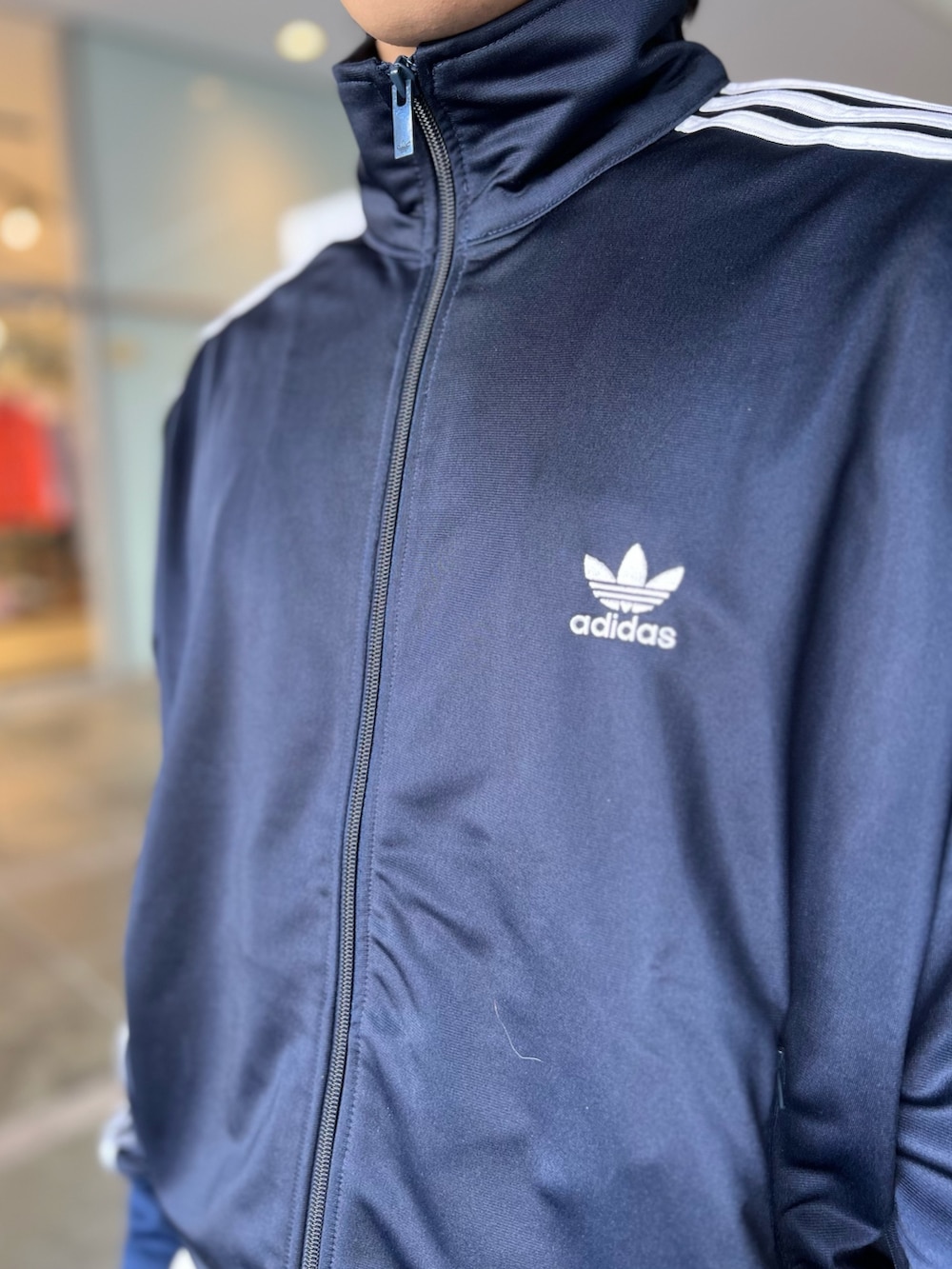 ブルー系のジャージ、ブルー系のサンダルを着用したメンズの春コーディネートの2枚目の写真