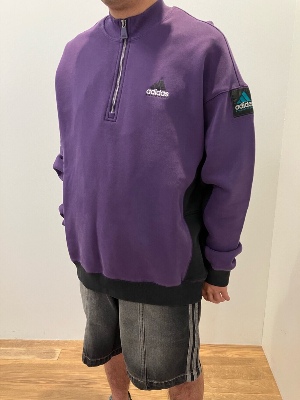 ブラック系のその他パンツ、ブラック系のスニーカーを着用したメンズの秋コーディネートの2枚目の写真