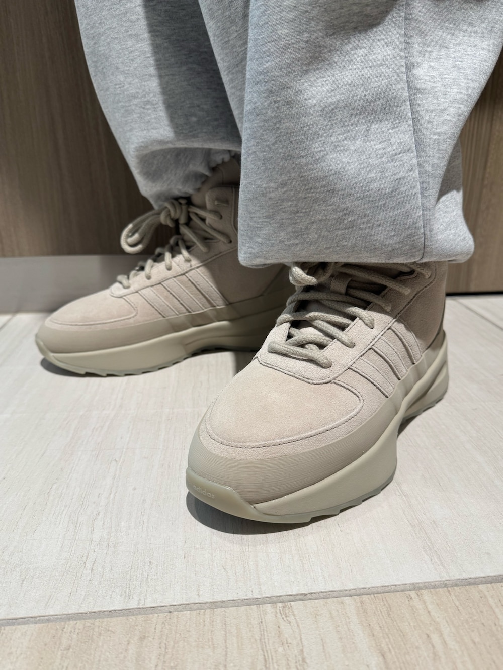 HT(アディダス オリジナルスショップ GINZA SIX)｜adidasのトップスを 